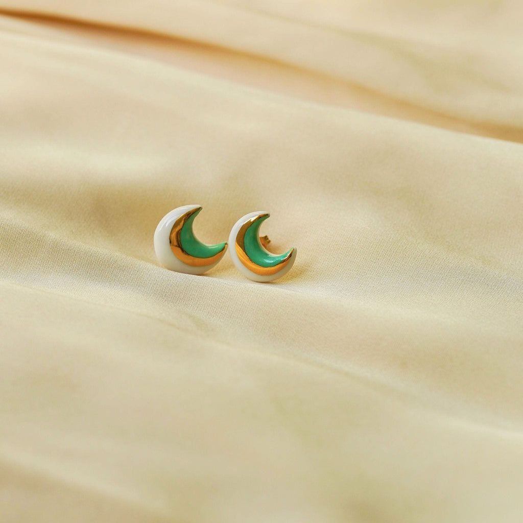 Puces d’oreilles Cosma lune en porcelaine verte et or 