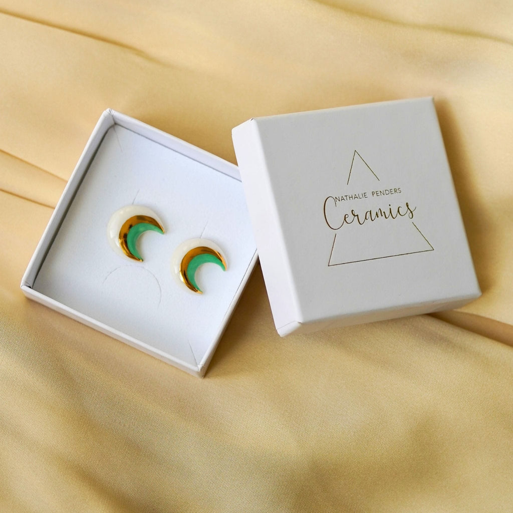 Puces d’oreilles Cosma lune en porcelaine verte et or 