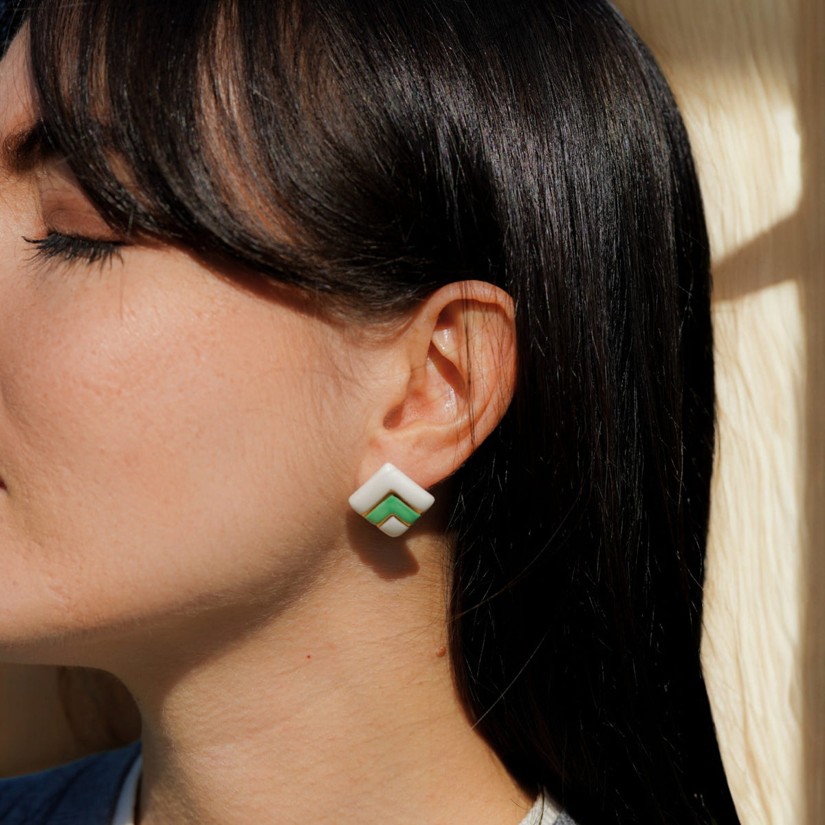 Boucles d’oreilles puces double carré en porcelaine blanche, vert et or
