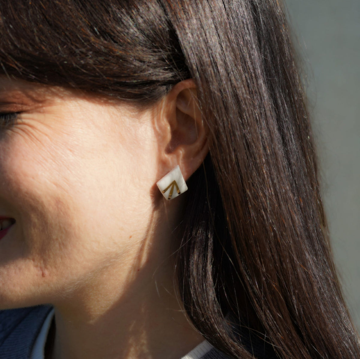 Boucles d’oreilles puces double losange en porcelaine blanche et or