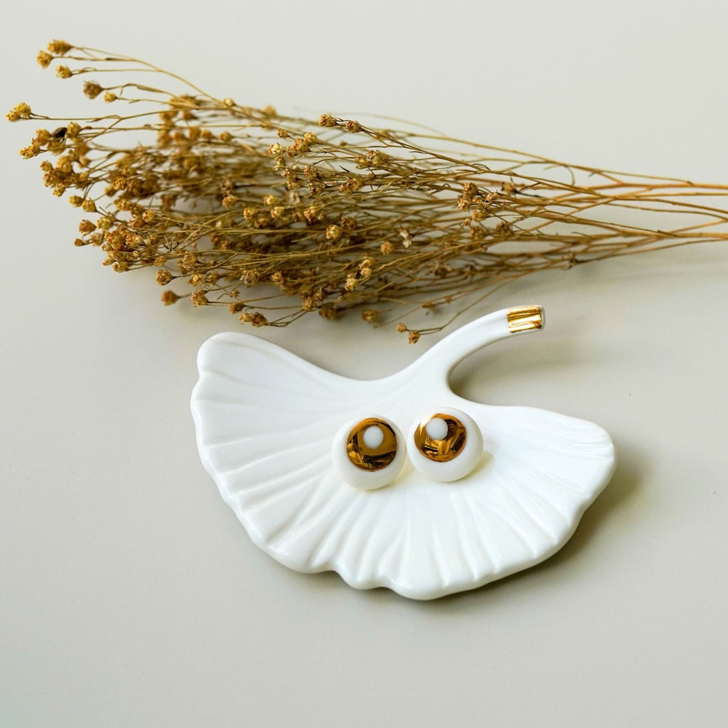 puces d’oreilles halo en porcelaine blanche et or 