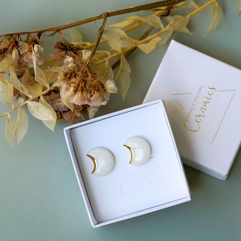 puces d’oreilles lune en porcelaine blanche et or