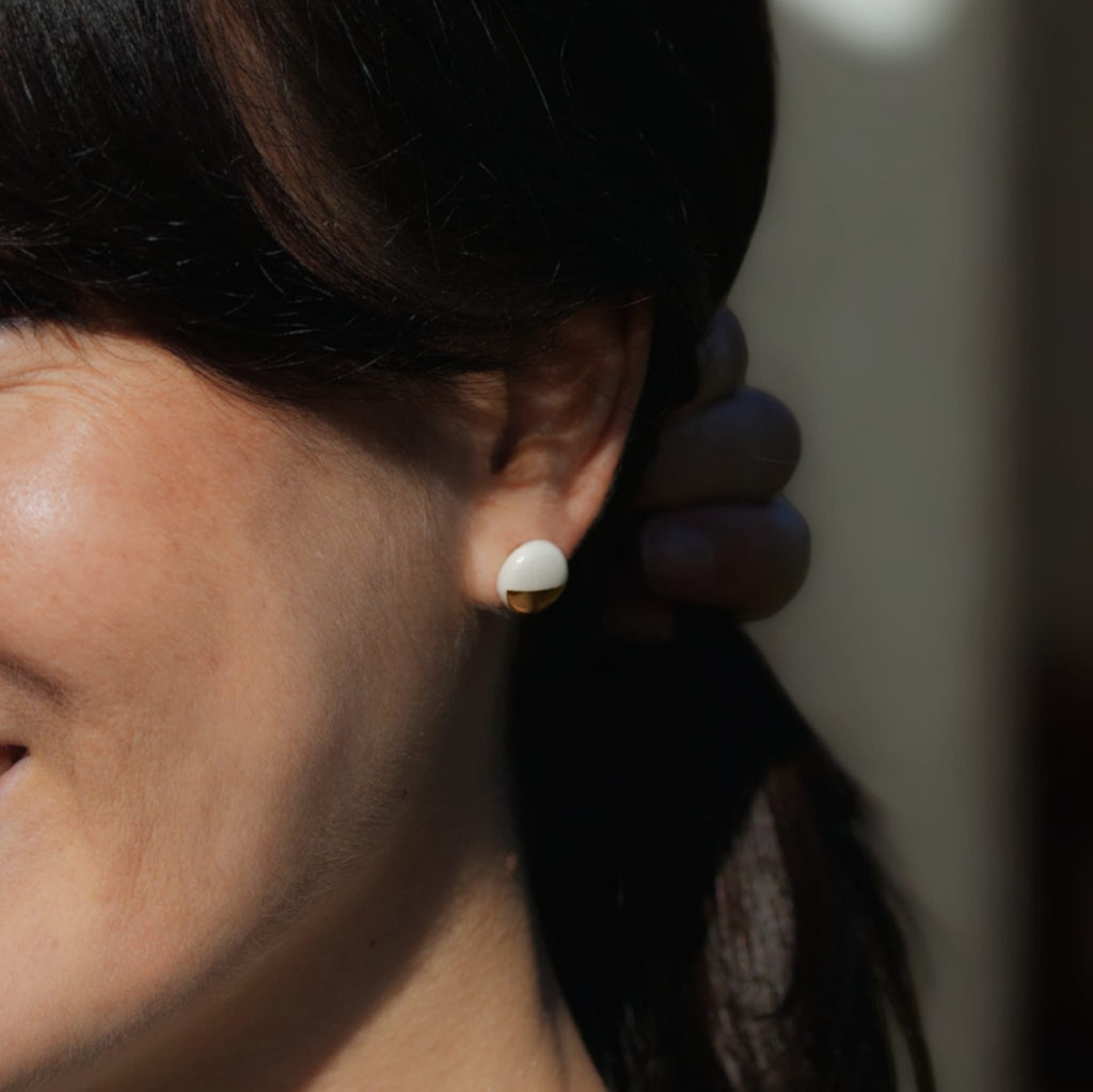 Boucles d’oreilles puces mini soleil en porcelaine et or