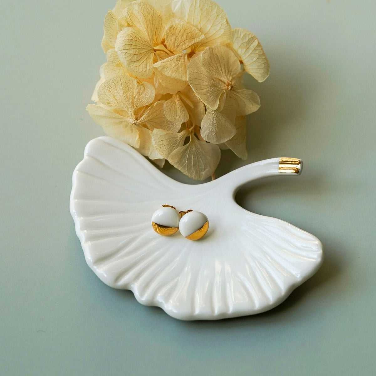 Boucles d’oreilles puces mini soleil en porcelaine et or
