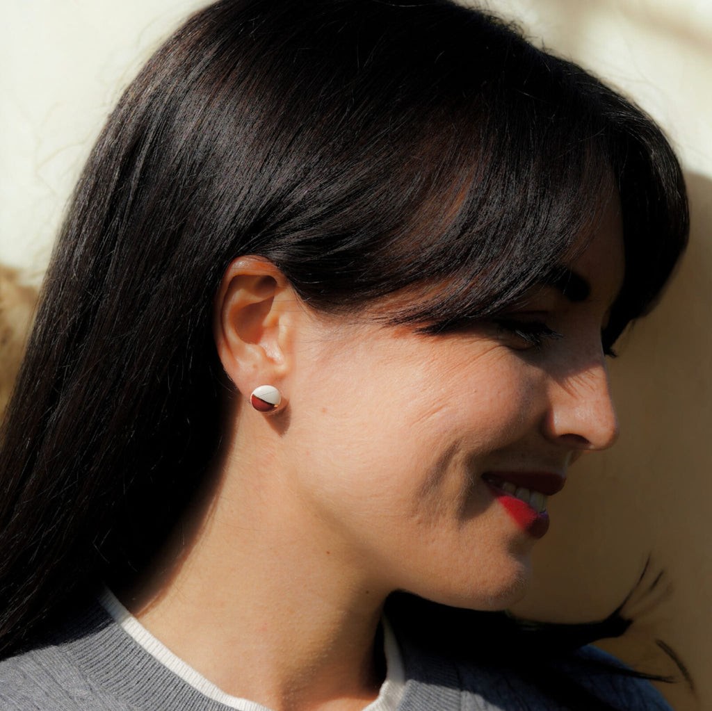 Boucles d’oreilles puces mini soleil rouge en porcelaine et or