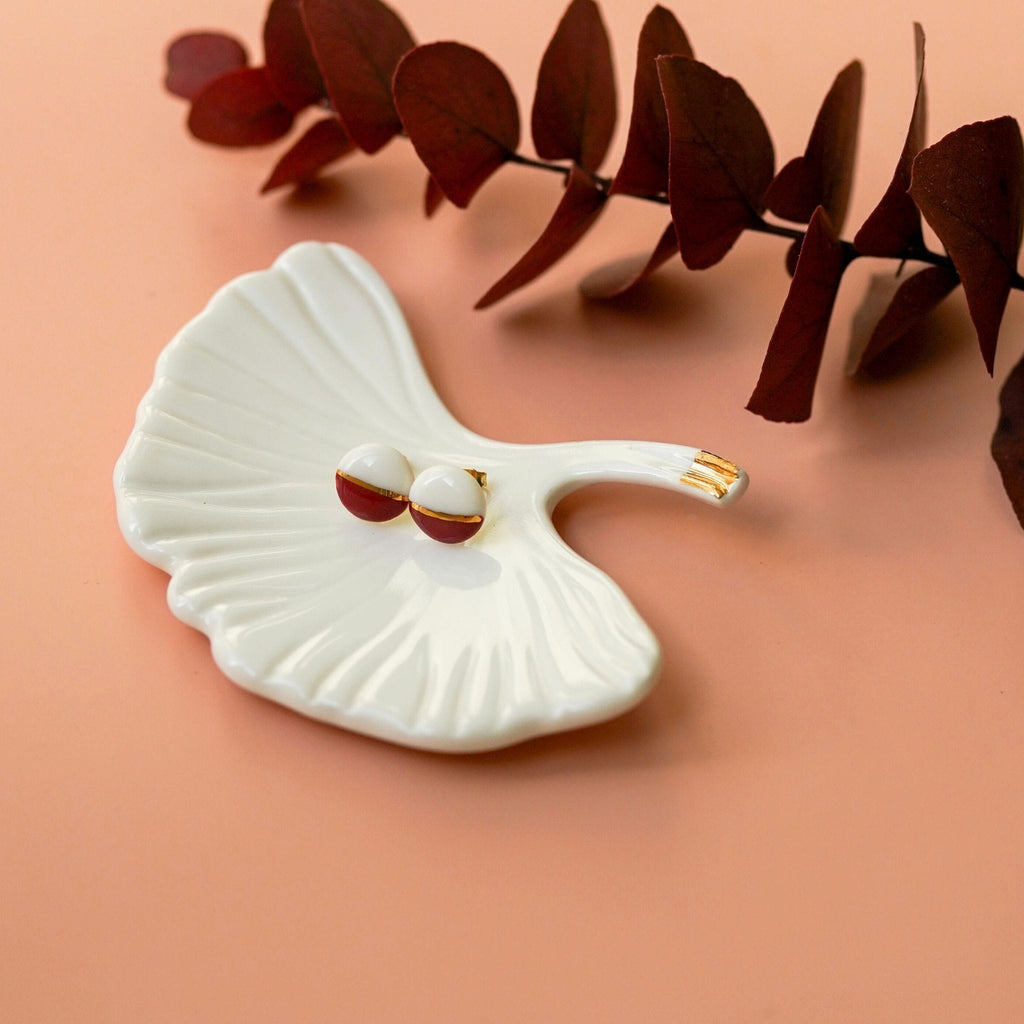 Boucles d’oreilles puces mini soleil rouge en porcelaine et or