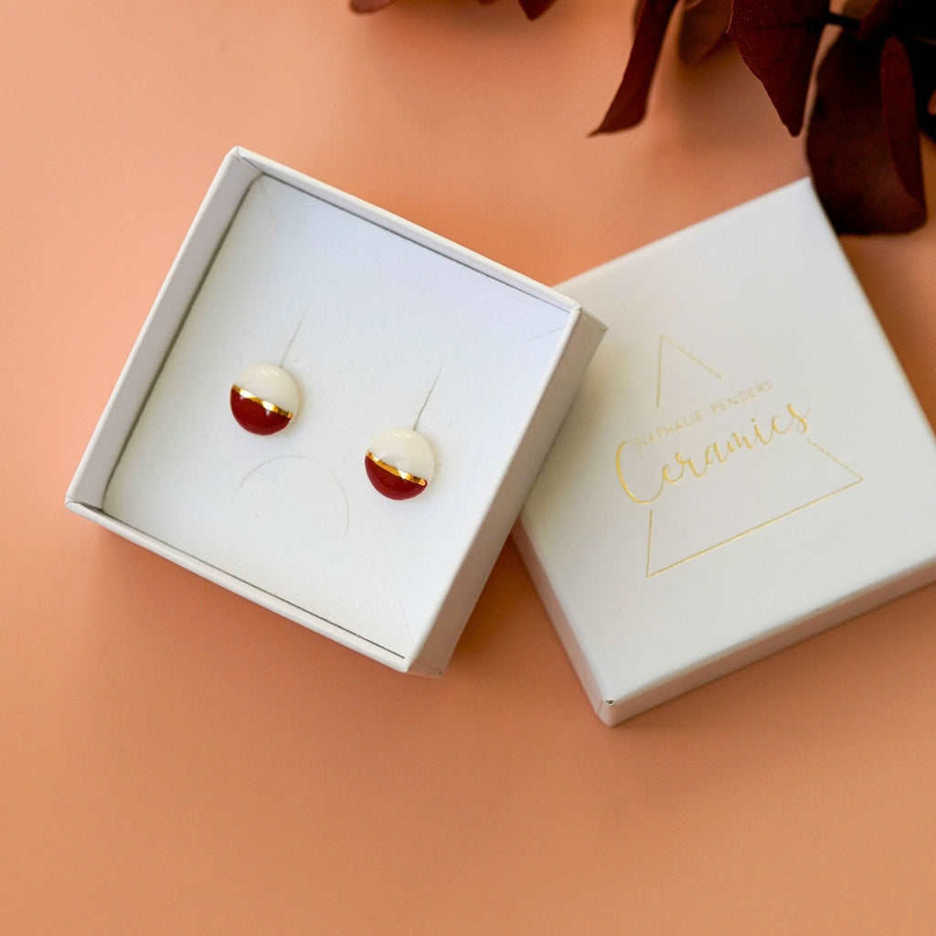 Boucles d’oreilles puces mini soleil rouge en porcelaine et or