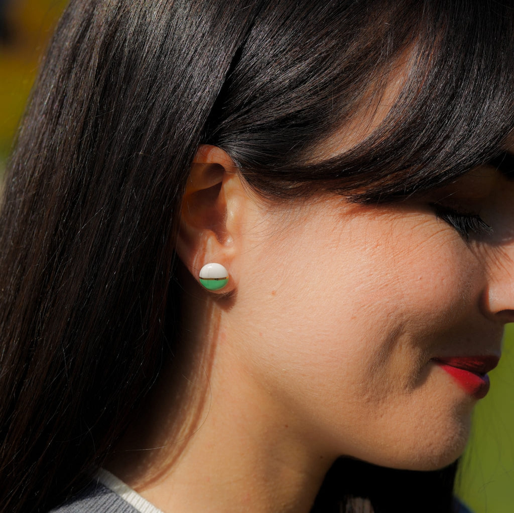 Boucles d’oreilles puces mini soleil vert en porcelaine et or