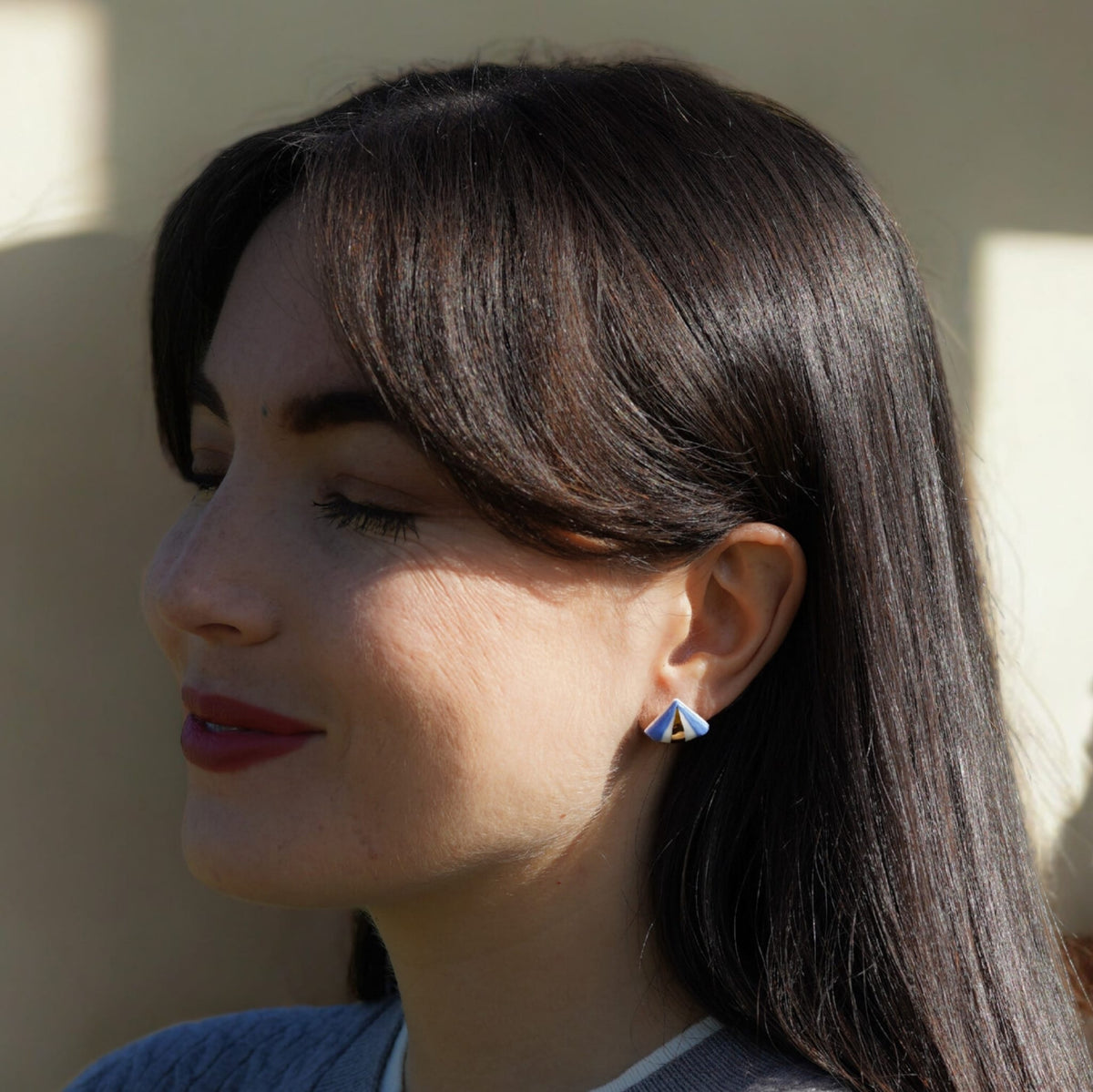Boucles d’oreilles puces origami bleu en porcelaine et or