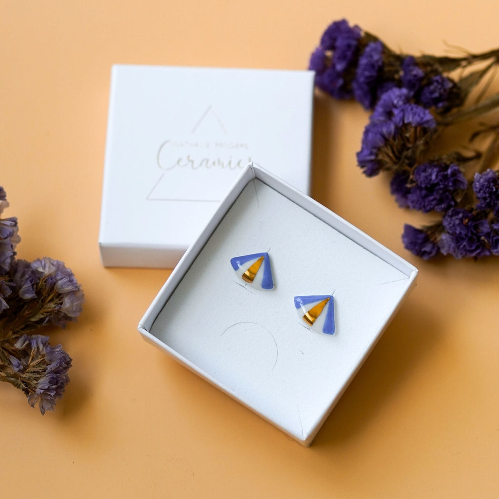 Boucles d’oreilles puces origami bleu en porcelaine et or