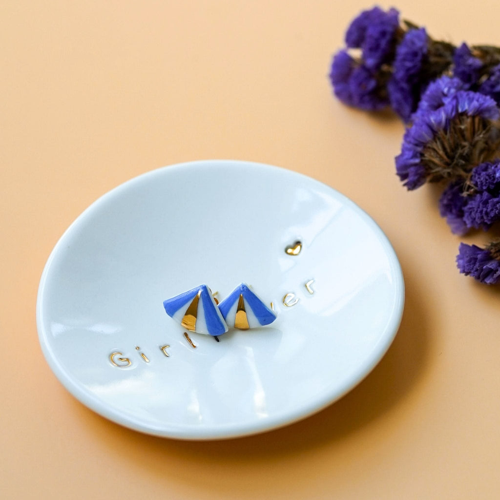 Boucles d’oreilles puces origami bleu en porcelaine et or