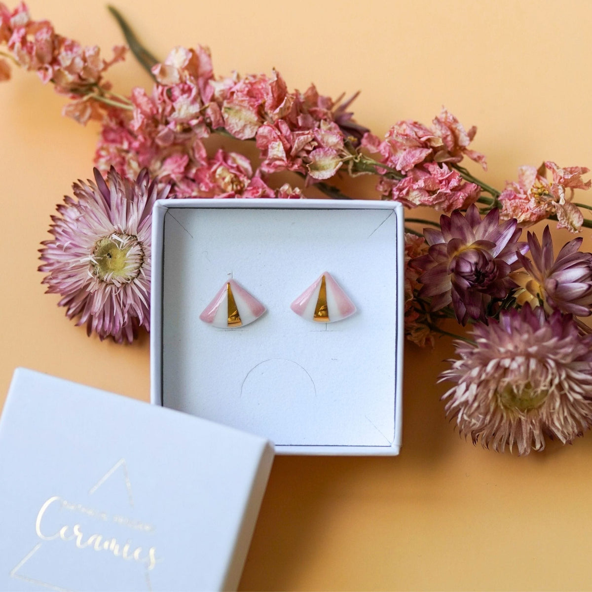 Boucles d’oreilles puces origami rose en porcelaine et or