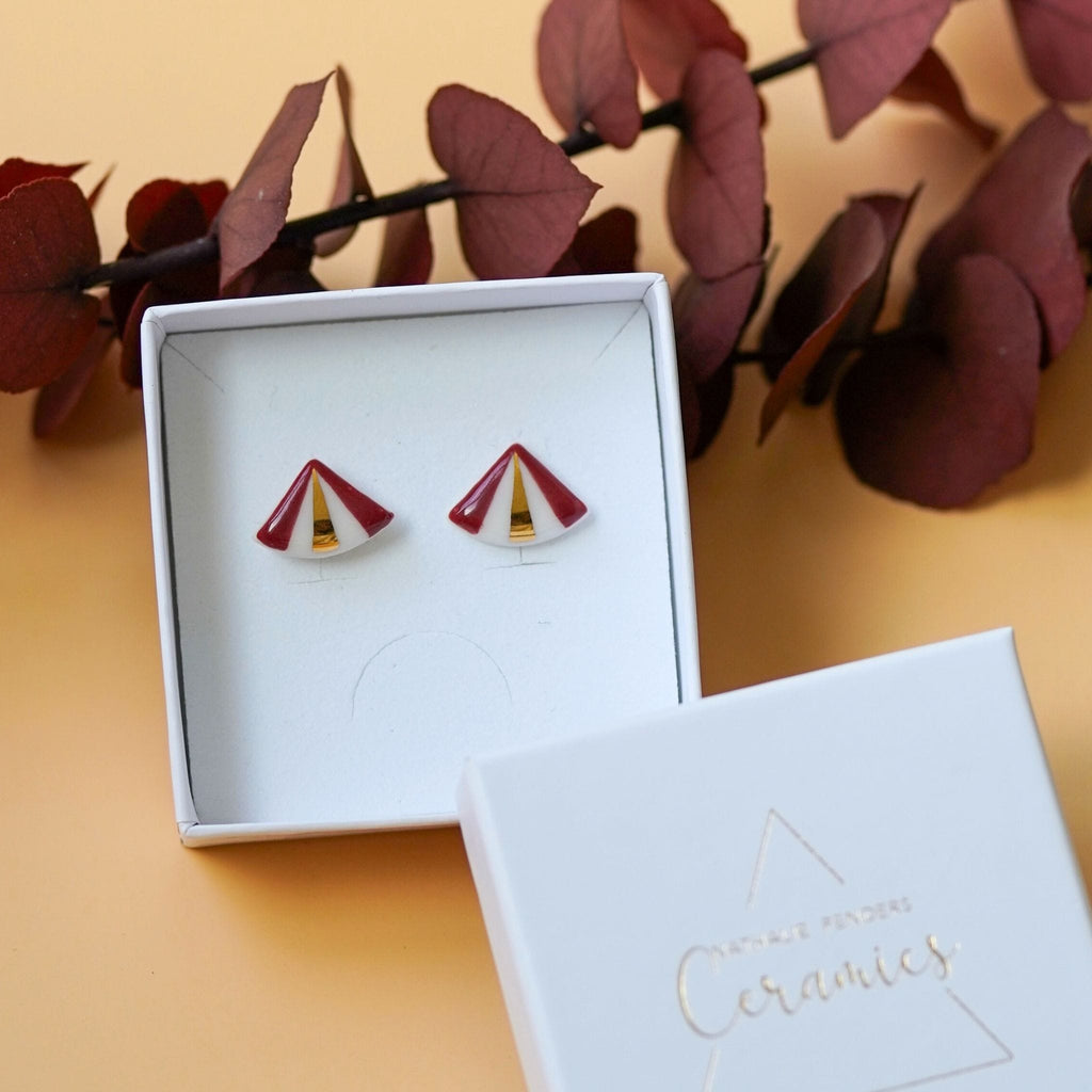 Boucles d’oreilles puces origami rouges en porcelaine et or