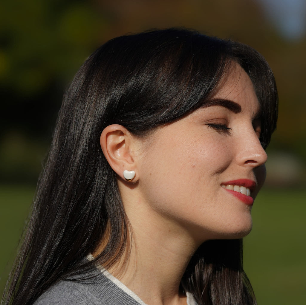 Boucles d’oreilles puces cœur en porcelaine blanche et or